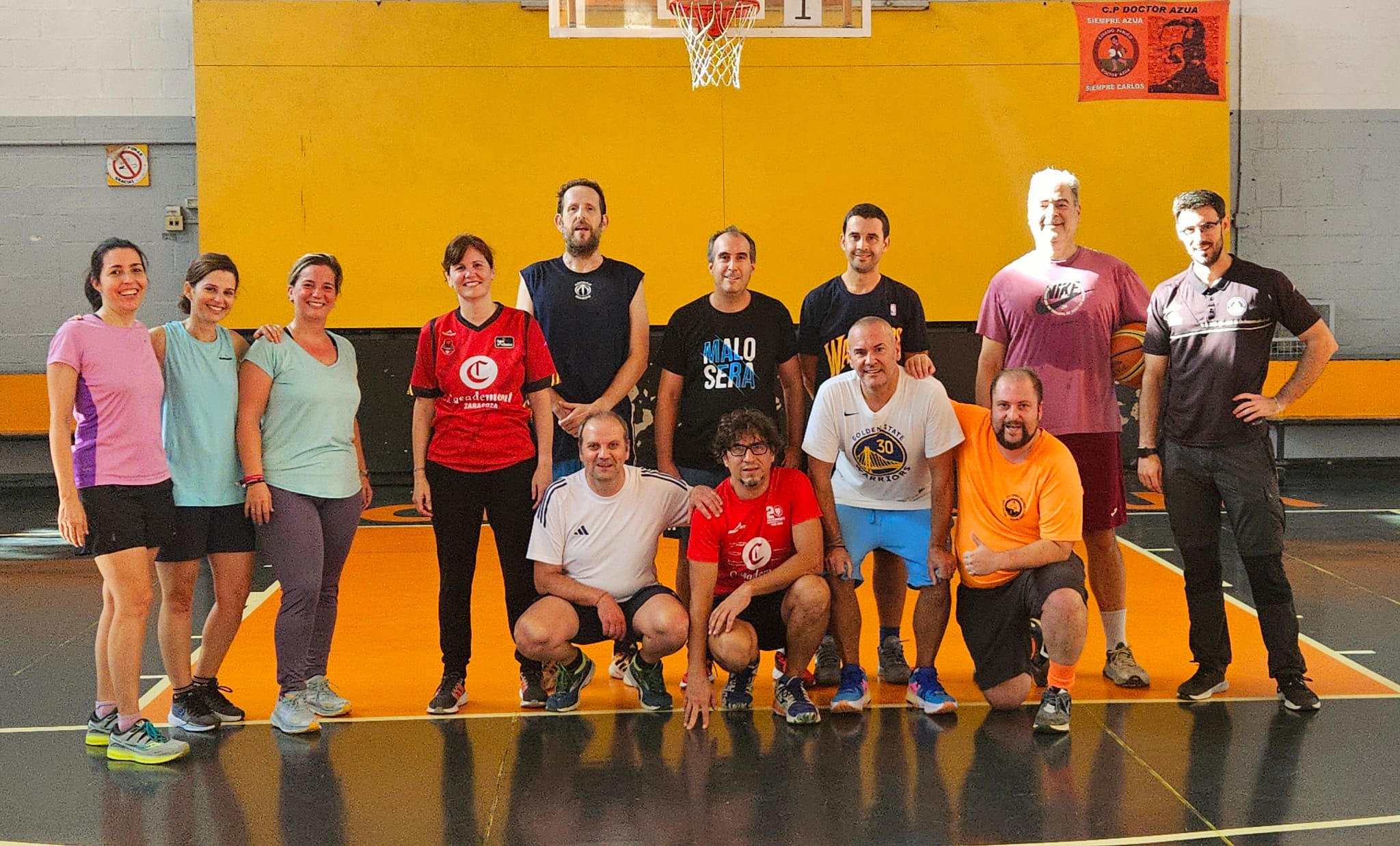 Padres y madres jugando baloncesto