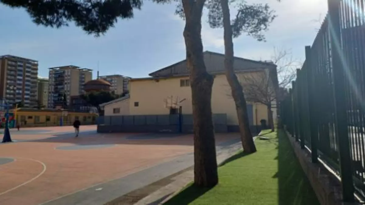 Vista aérea del pabellón del CEIP Doctor Azúa afectado por el amianto